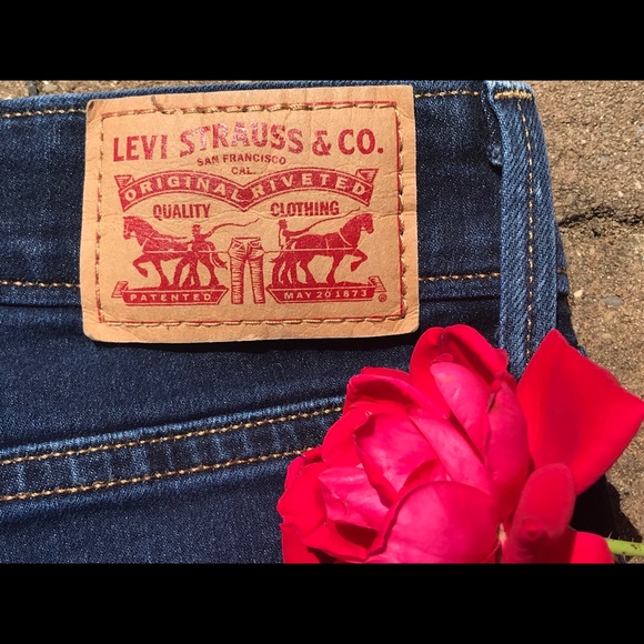 Women’s Levi shorts - Picture 3 of 9